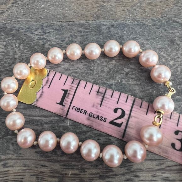 Vintage pale ballet pink pearl bracelet with gold tone clasp - Picture 8 of 8